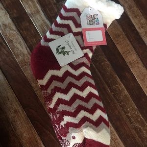 Women’s Muk Luks Red Chevron Cabin Slippers NEW